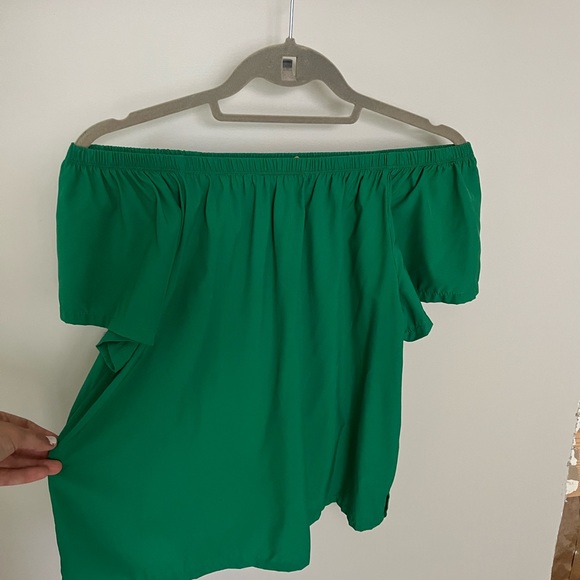 Ava off the shoulder emerald green top size M - Picture 2 of 2